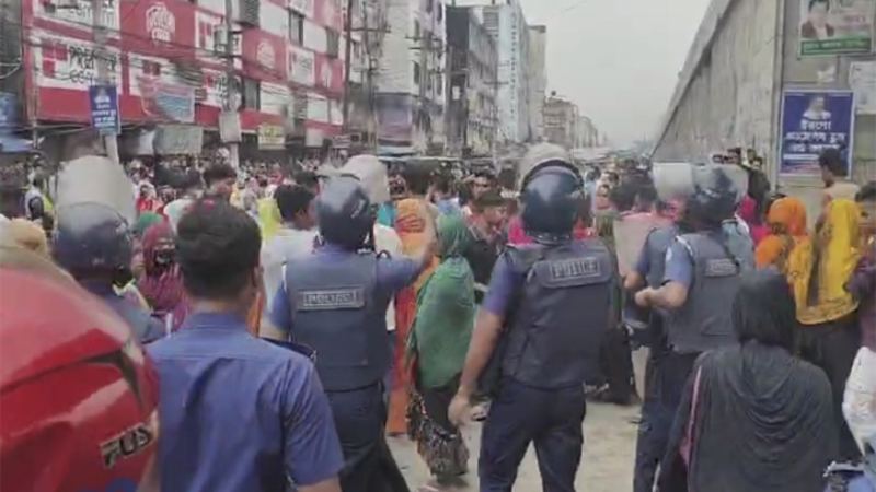 বেতন-ভাতার দাবিতে গাজীপুরে শ্রমিকদের বিক্ষোভ