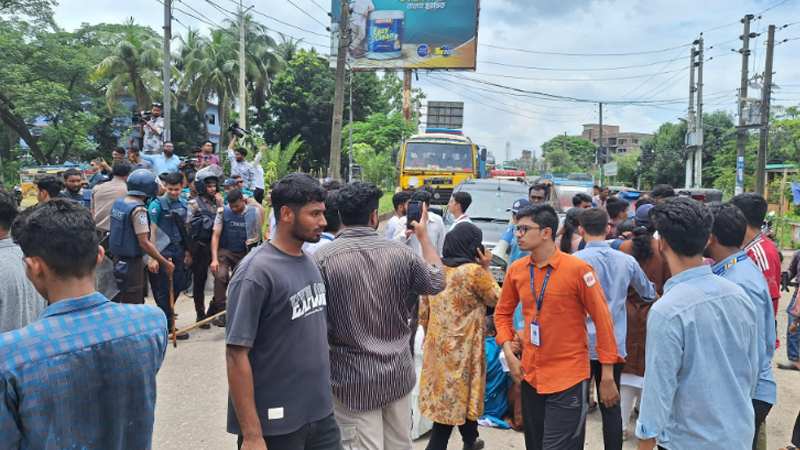 বরিশাল শিক্ষা বোর্ডের সামনে এইচএসসি পরীক্ষার্থীদের বিক্ষোভ, সড়ক অবরোধ