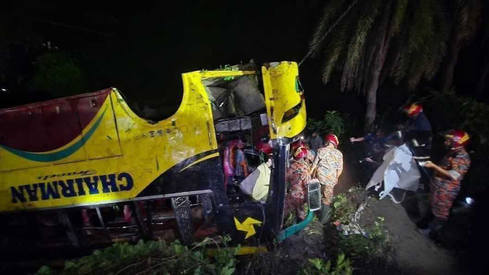 গোপালগঞ্জে মধ্যরাতে নিয়ন্ত্রণ হারিয়ে পুকুরে বাস, চালক নিহত