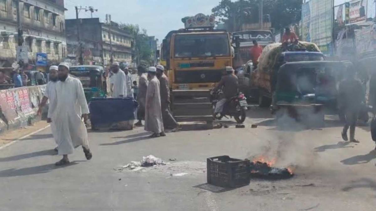 রাউজানে সড়ক দুর্ঘটনায় হেফাজত নেতার মৃত্যু, মহাসড়ক অবরোধ