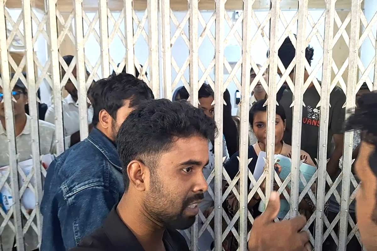 বুদ্ধিজীবীদের হত্যাকাণ্ড নিয়ে বিতর্কিত মন্তব্যে চবি উপ-উপাচার্যের পদত্যাগ দাবি