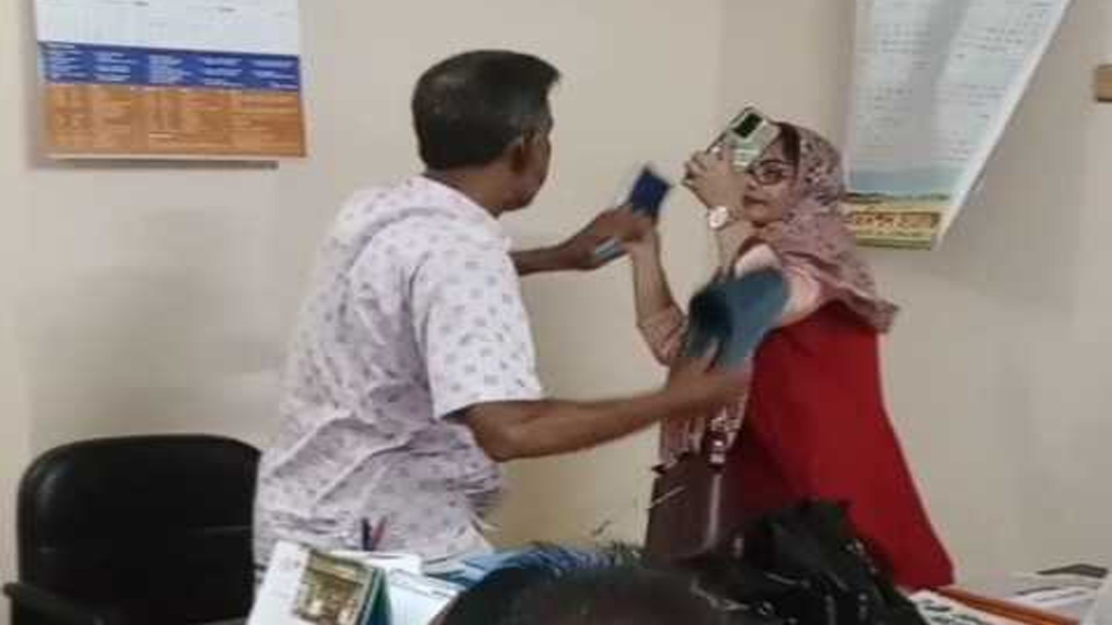 অধ্যক্ষের কক্ষে হাতাহাতি: সেই শিক্ষিকা সাময়িক বরখাস্ত