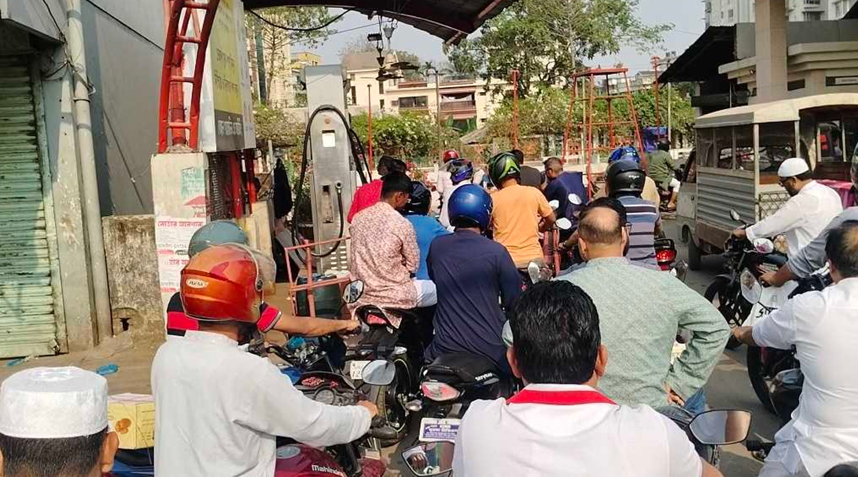 Filling-Station-BIkers-Gathering
