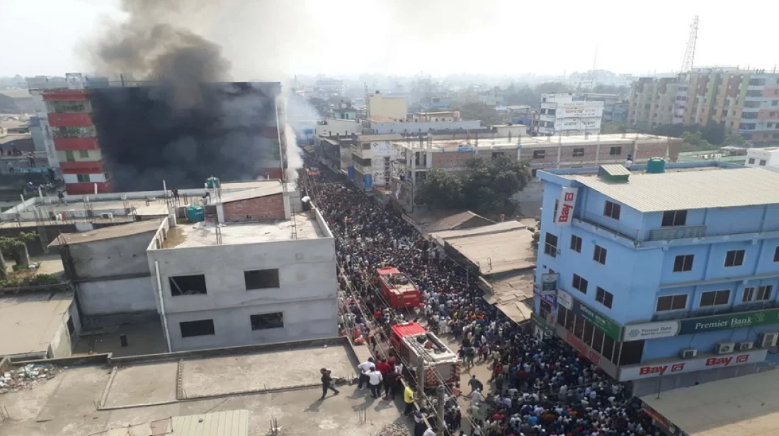 সৈয়দপুরে ঢাকা ব্যাংকে ভয়াবহ আগুন, নিয়ন্ত্রণে ৩ ইউনিট