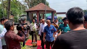 লালগালিচা দেখে ক্ষোভ প্রকাশ স্বরাষ্ট্র উপদেষ্টার