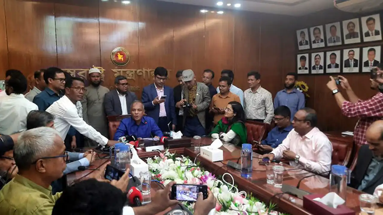 অবশ্যই দেশে থাকব: স্বরাষ্ট্র উপদেষ্টা