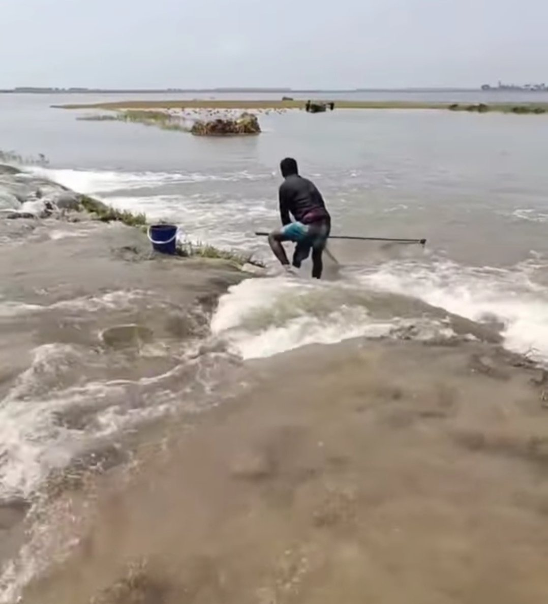 কিশোরগঞ্জের হাওরে পানির নিচে ১০ হাজার হেক্টর জমির ধান