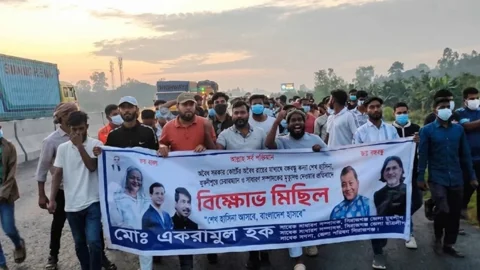 পুলিশের গাড়ির সামনে কার্যক্রম নিষিদ্ধ যুবলীগের মিছিল, তদন্তের নির্দেশ