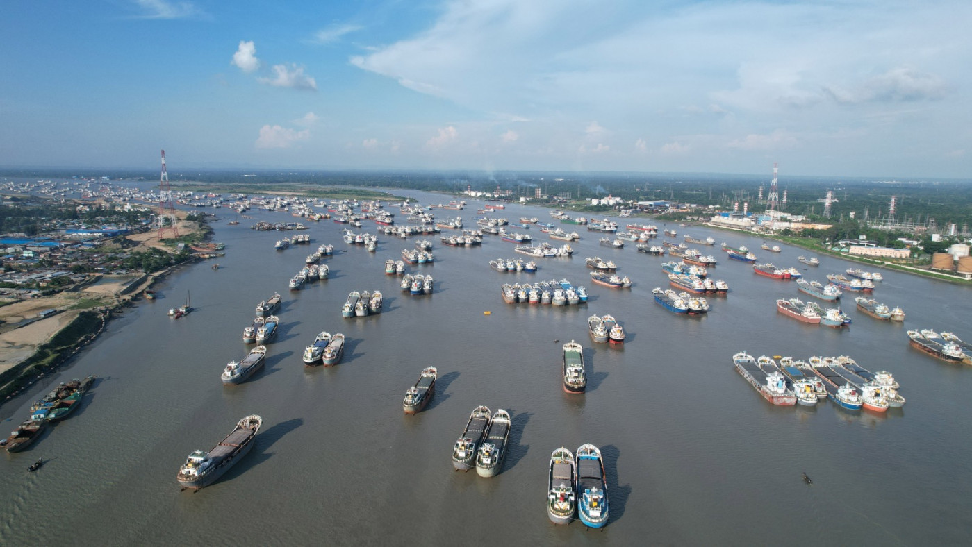 কর্ণফুলীতে পাথরবোঝাই জাহাজ ডুবি, উদ্ধার ১২ জন