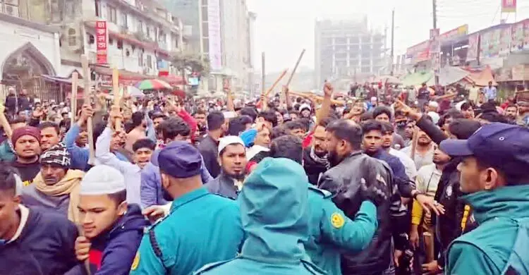 রাজধানীতে ব্যবসায়ীদের মানববন্ধনে হামলা, সেনা মোতায়েন