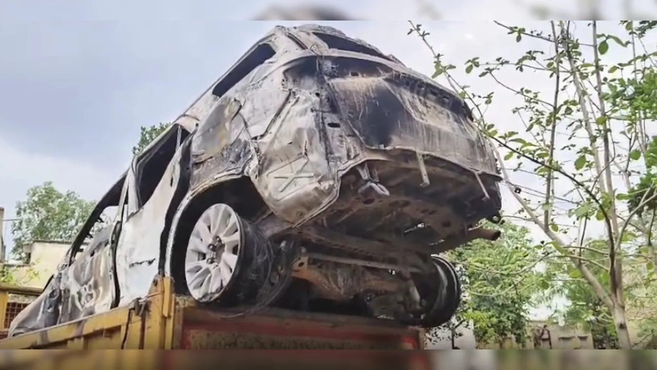 আগুনে পুড়ে যাওয়া এসইউভি গাড়িটির ধ্বংসাবশেষ। ছবি: সংগৃহীত