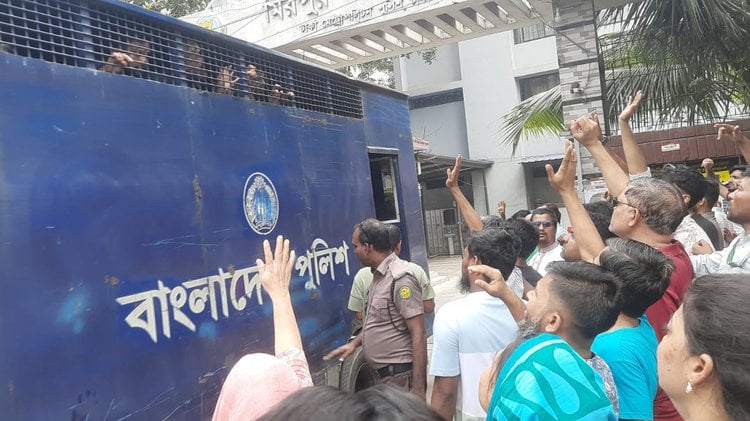 থানা থেকে প্রিজন ভ্যান বেরিয়ে এলে তাতে থাকা ব্যক্তিদের ডাকতে থাকেন স্বজনরা। ছবি: সংগৃহীত