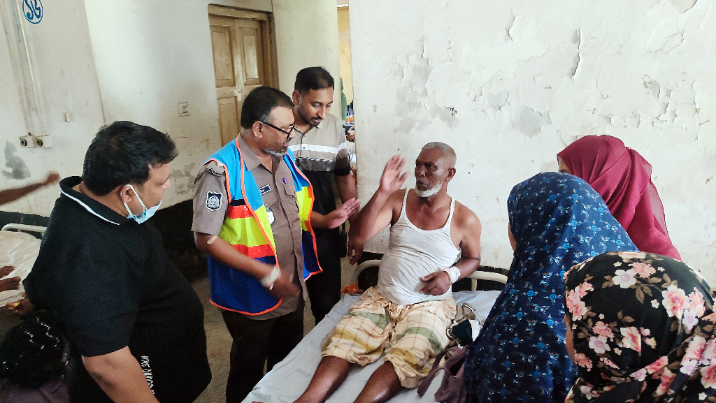 Six injured, including five police, in gunfire during anti–sand mining operation in the Padma River