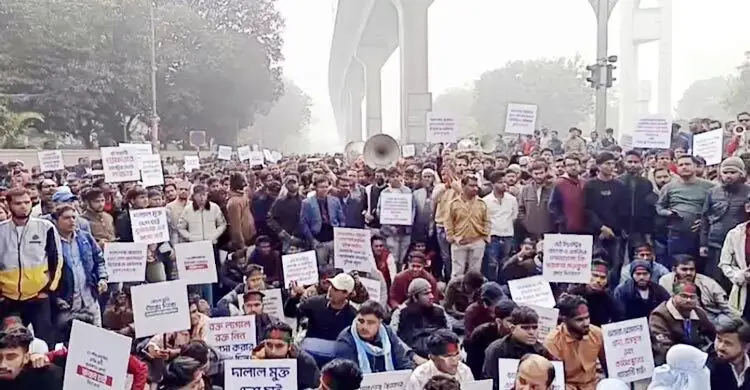 কারওয়ান বাজারে মোবাইল ব্যবসায়ীদের সঙ্গে পুলিশের ধাওয়া-পাল্টা ধাওয়া