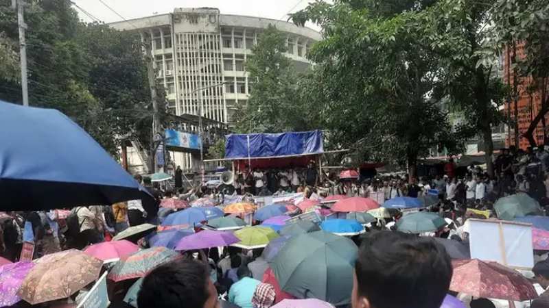 নিয়োগপত্রের দাবিতে শাহবাগে সুপারিশপ্রাপ্ত শিক্ষকদের গণ-অবস্থান
