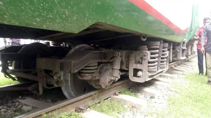 ব্রহ্মপুত্র এক্সপ্রেস লাইনচ্যুত, ঢাকা-ময়মনসিংহ-জামালপুর রুটে ট্রেন চলাচল বন্ধ