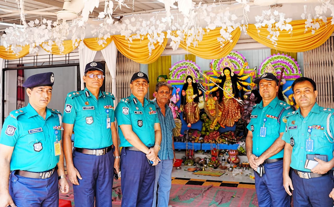 মহাষ্টমীতে আইনশৃঙ্খলা পরিস্থিতি পরিদর্শনে আরএমপি কমিশনার