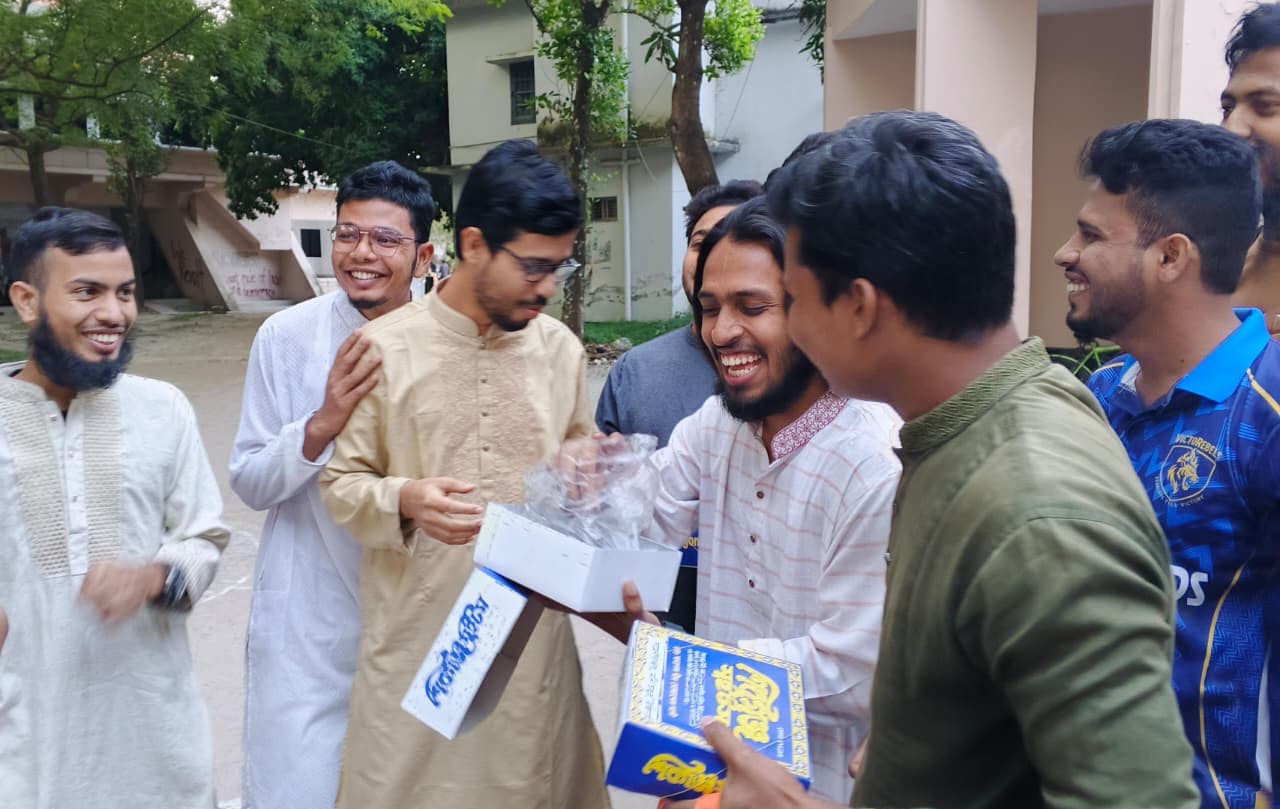 শেখ হাসিনার মৃত্যুদণ্ডের রায়ে রাকসুর মিষ্টি বিতরণ