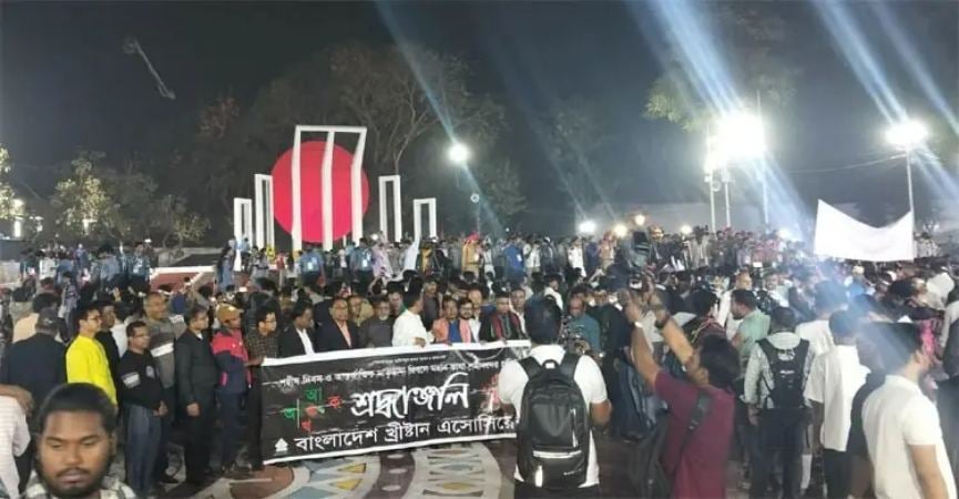 মানুষের ঢল নেমেছে শহীদ মিনারে