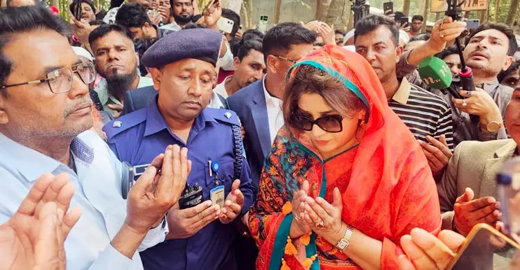 শুক্রবার বিএনপির সাবেক মহাসচিব কে এম ওবায়দুর রহমানের কবর জিয়ারত করেন মেয়ে শামা ওবায়েদ। ছবি: সংগৃহীত