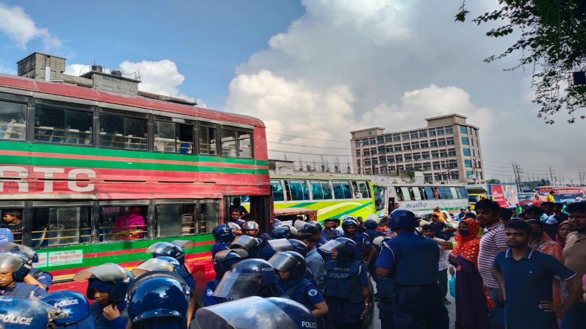 গাজীপুরে বকেয়া বেতনের দাবিতে শ্রমিকদের মহাসড়ক অবরোধ