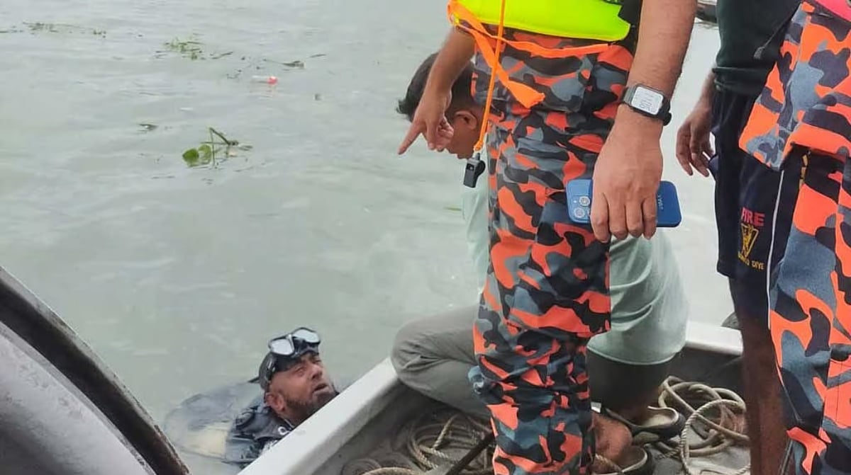 সদরঘাটে লঞ্চের ধাক্কায় ট্রলারডুবি, নিখোঁজ ২