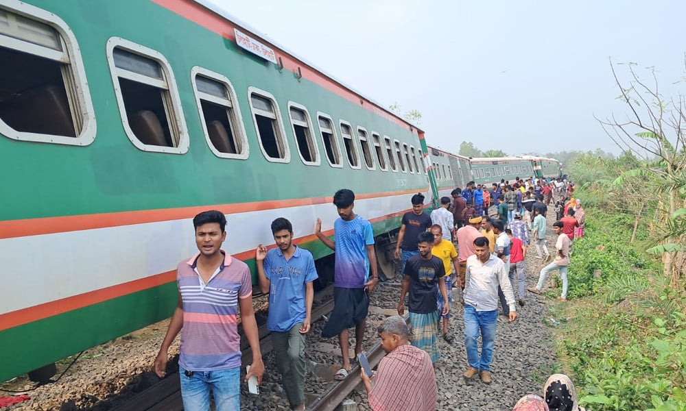 নীলসাগরের লাইনচ্যুত বগি উদ্ধার দুপুর নাগাদ