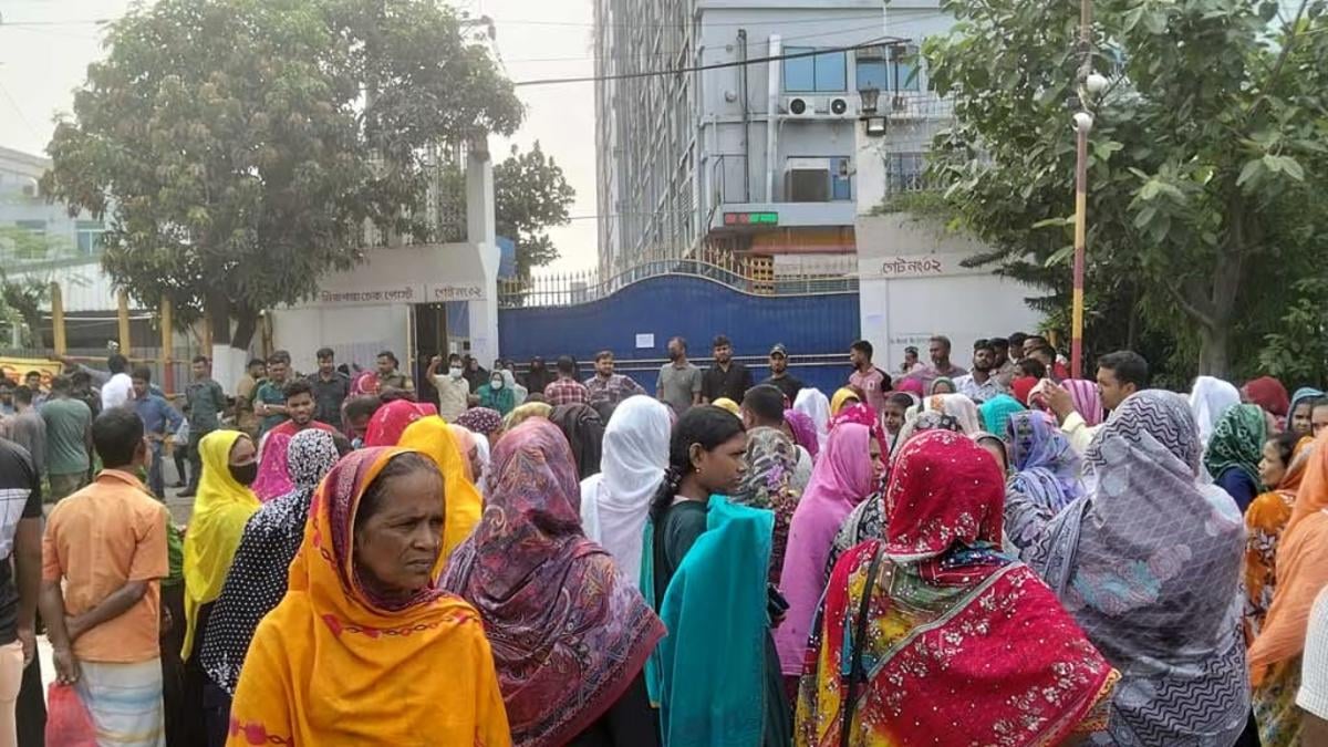 সাভারে ছাঁটাইয়ের প্রতিবাদে পোশাক শ্রমিকদের বিক্ষোভ, মহাসড়ক অবরোধ