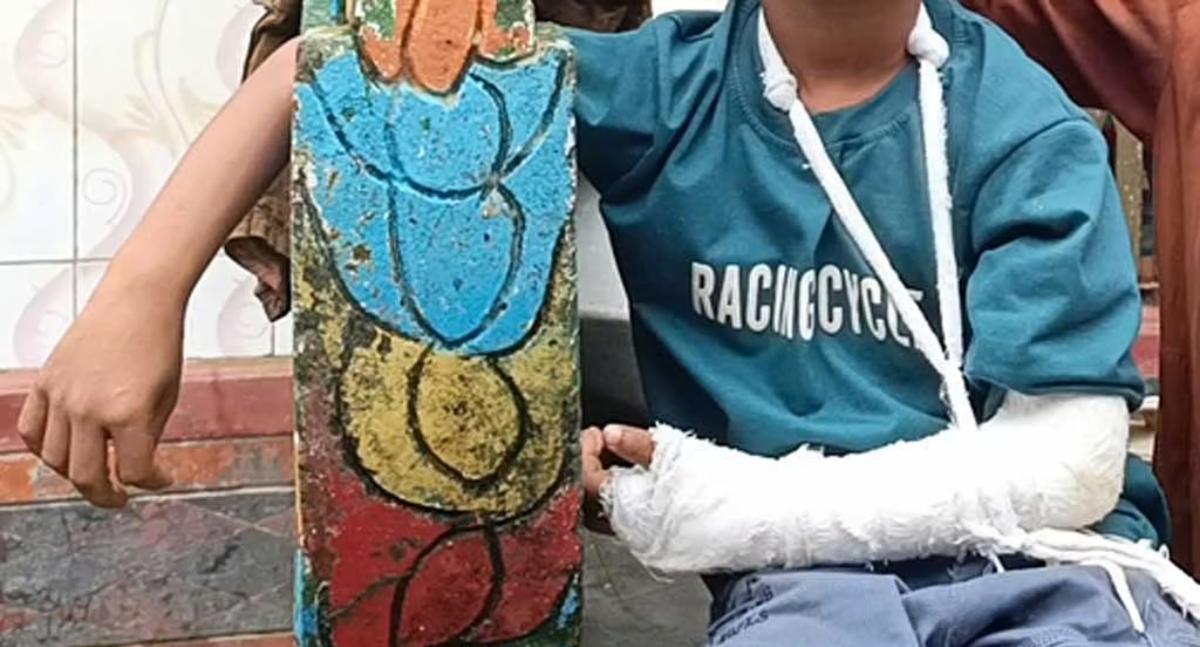 মানিকগঞ্জে মাদরাসা শিক্ষকের বেত্রাঘাতে ভাঙলো শিশুর হাড়, থানায় অভিযোগ