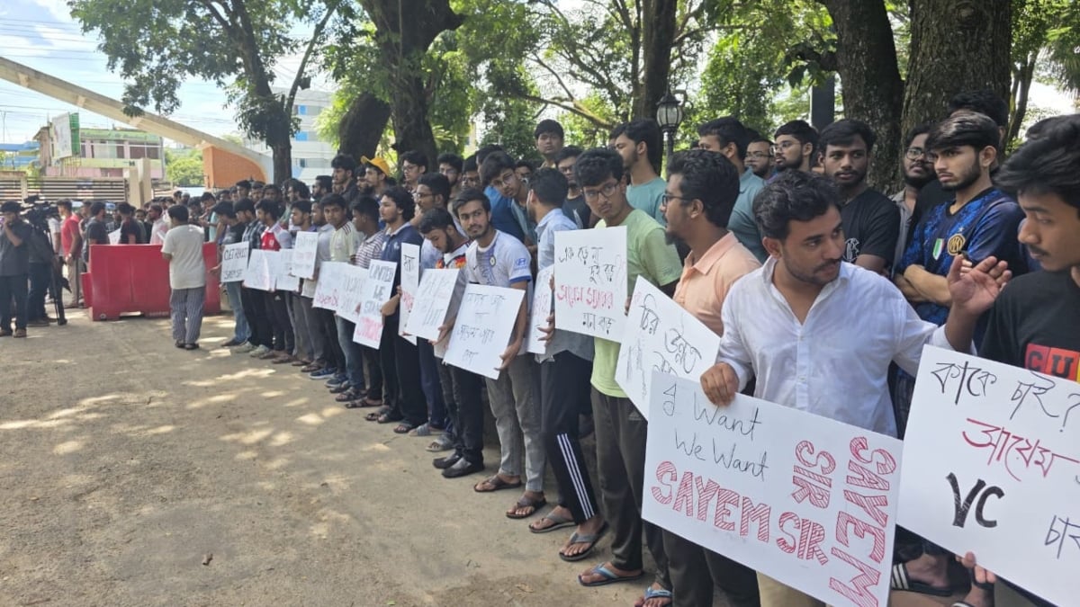 অধ্যাপক সায়েমকে অব্যাহতি এবং নতুন উপাচার্য নিয়োগসংক্রান্ত প্রজ্ঞাপন দুটি প্রত্যাহারের দাবি জানান শিক্ষার্থীরা। ছবি: সংগৃহীত